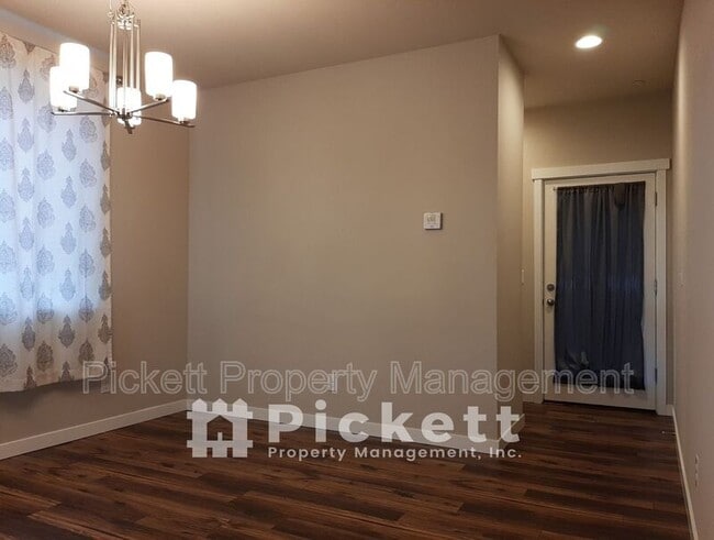 Building Photo - 1004 Samara St