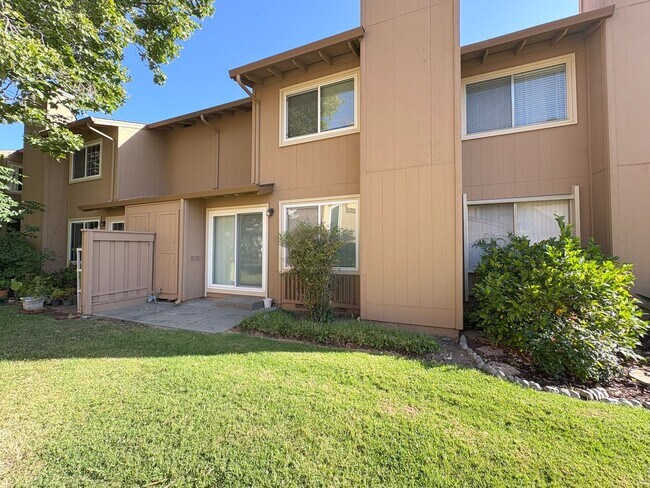 Building Photo - Beautifully Updated 3-Bedroom Townhome in ...