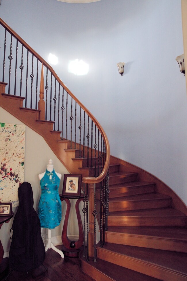 Building Photo - 1215 Altamead Dr