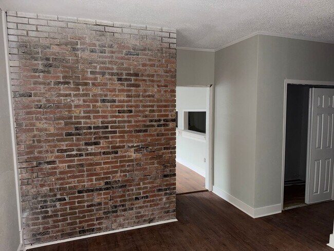Building Photo - 5 bedrooms 2 baths