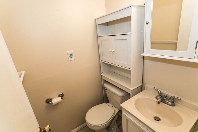 Building Photo - 7934 Davis Rd N