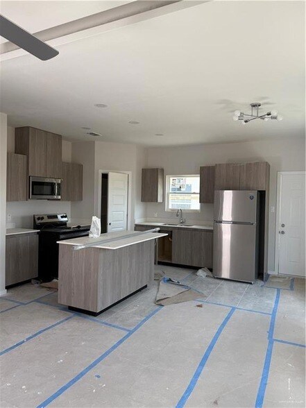Building Photo - 402 N Alexandrite Ave