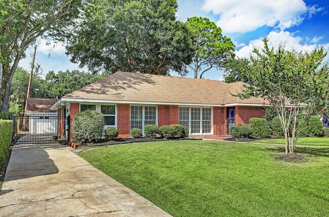 Building Photo - 3709 Parkwood Dr