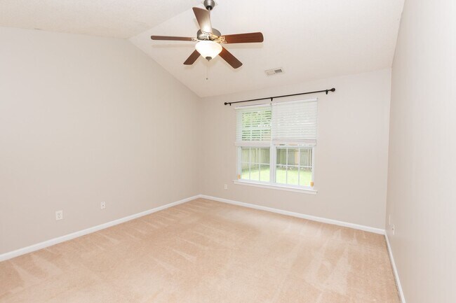 Building Photo - MOVE-IN READY