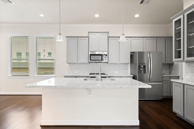 Building Photo - 2021 Cambridge Heights Pl