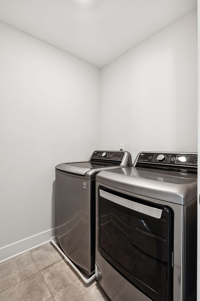 Building Photo - Grandeur in Germantown!