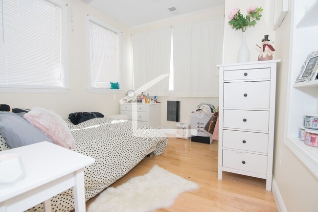 Building Photo - Nicely renovated 4 bed 2 bath unit in a prime spot in Brookline!