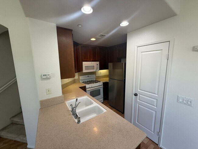 Building Photo - 3 bed 3 bath by Cal Sate!