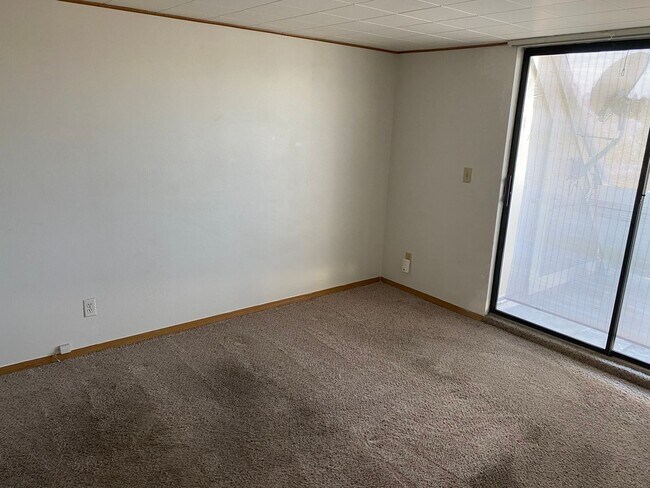 Building Photo - NICE TOP FLOOR APARTMENT IN LITTLETON!!!