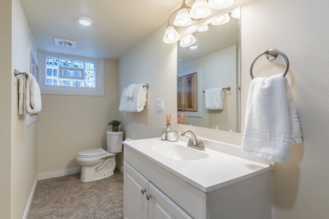 Building Photo - Adorable home with 3 Units in Tacoma