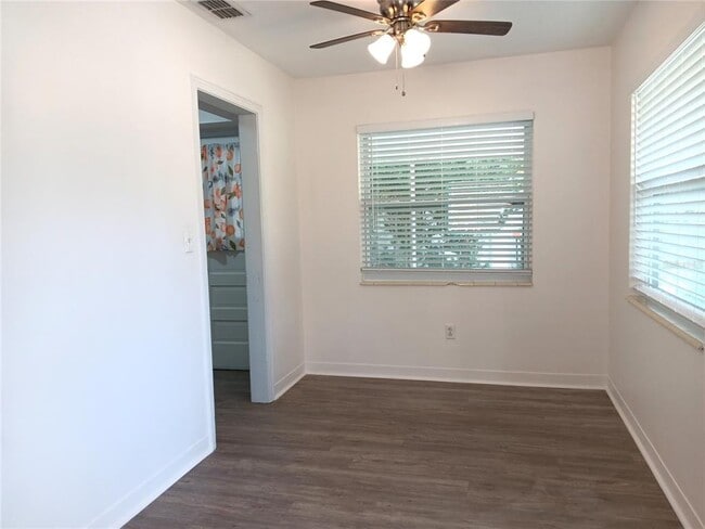 Building Photo - 4942 Oxford Ave N