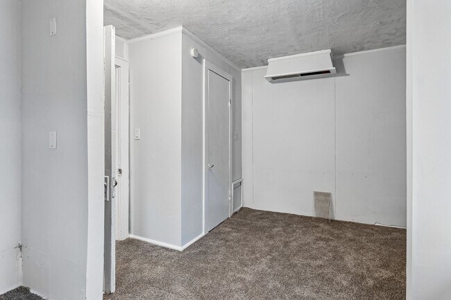 Building Photo - 511 Poppleton Ave