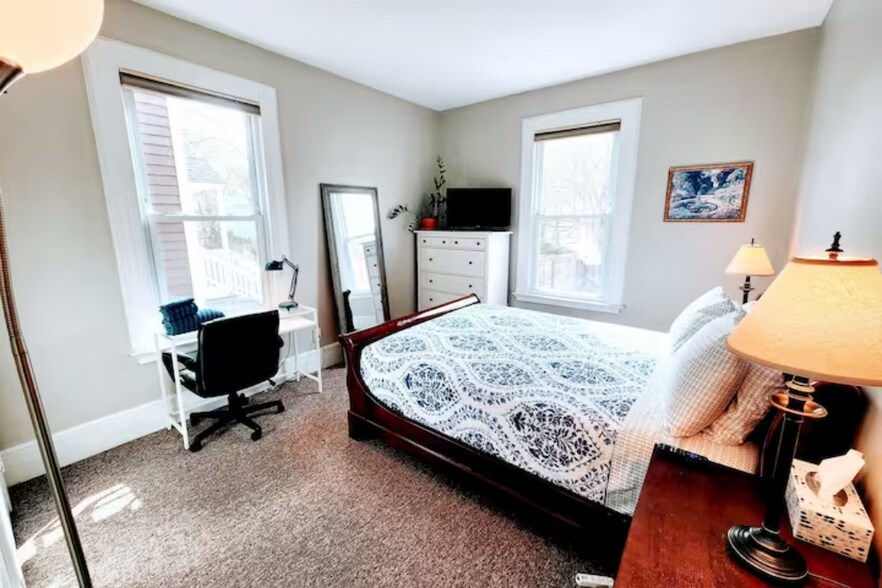 Bedroom 1 - 172 Mansfield St