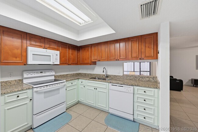 Building Photo - 301 Lakewood Dr
