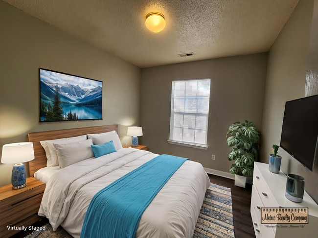 Building Photo - 3 Bedroom Home Near University Area