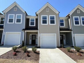 Building Photo - Excellent 3BD, 3BA Raleigh Townhome in an HOA Community
