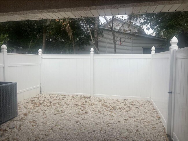 Building Photo - 104 Courtyard Villas Ln