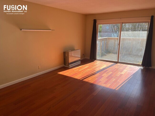 Building Photo - 3 Bedroom/2 Bathrroom Condo Right Near Oakledge Park!