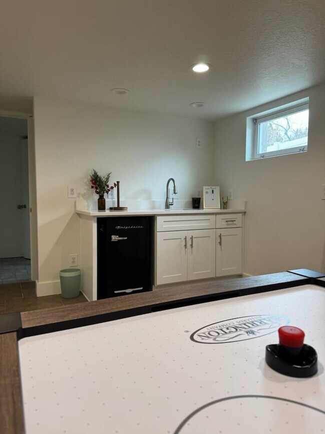 Building Photo - 3076 Melbourne St