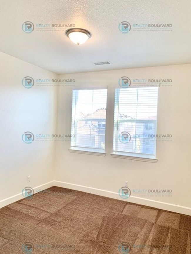 Building Photo - Half Month Free Rent! Gorgeous, 4 Bedroom ...