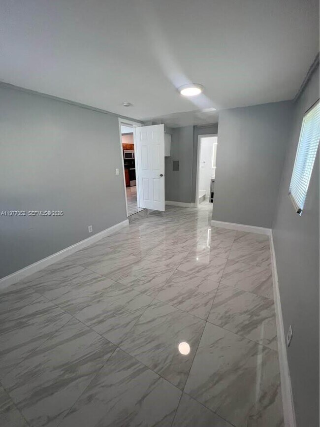 Building Photo - 18 Miami Gardens Rd