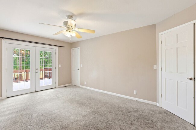 Building Photo - 102 Country Club Villa Dr