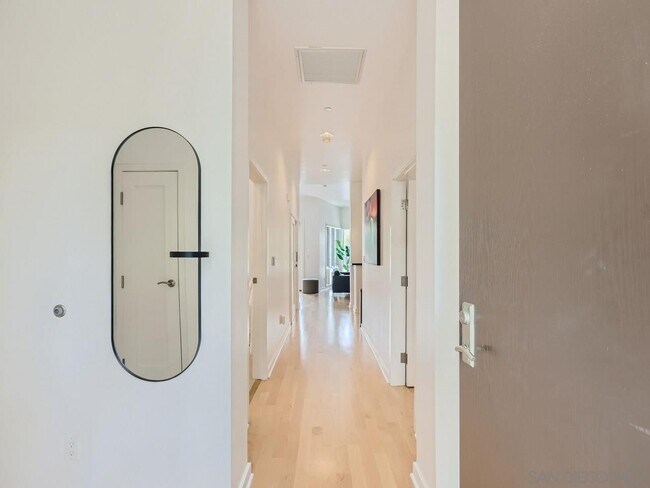 Building Photo - 5490 La Jolla Blvd