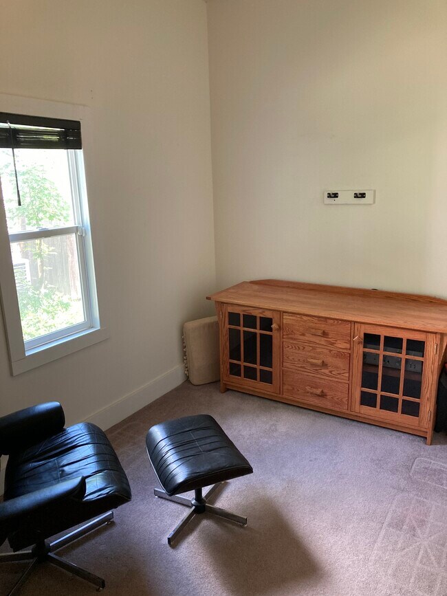 bedroom - 908 S Jefferson St