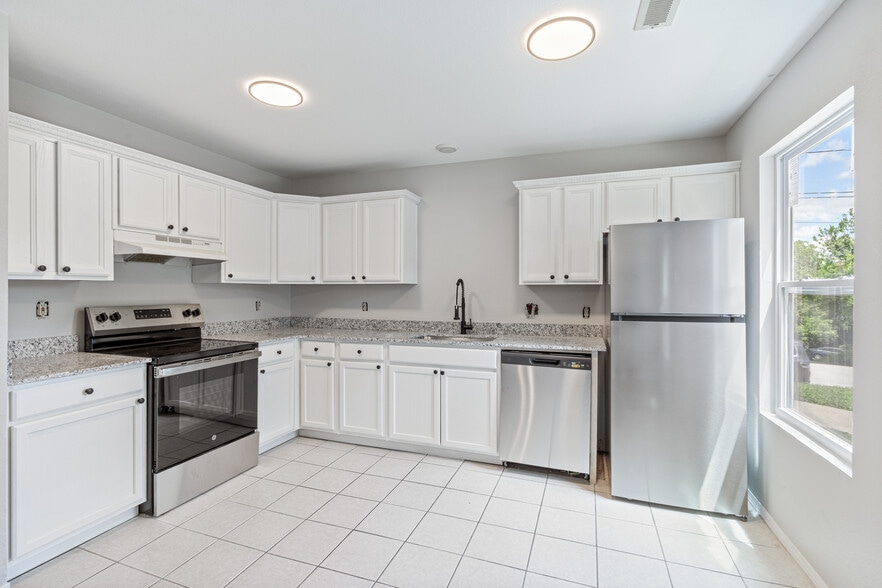 Building Photo - 950 W Eagle St