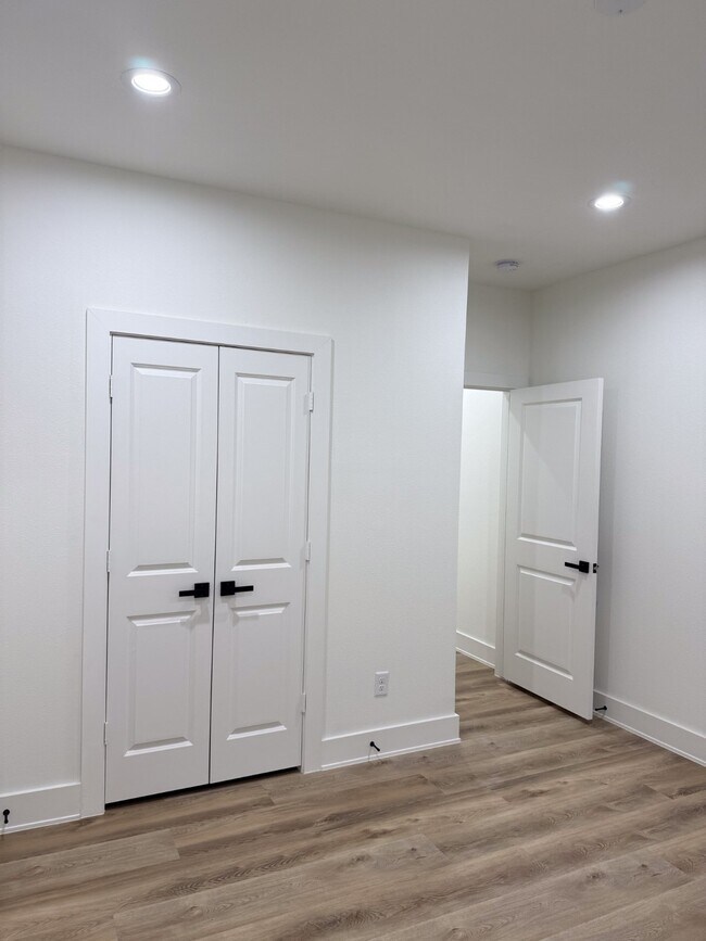 Building Photo - 9005 Comal St