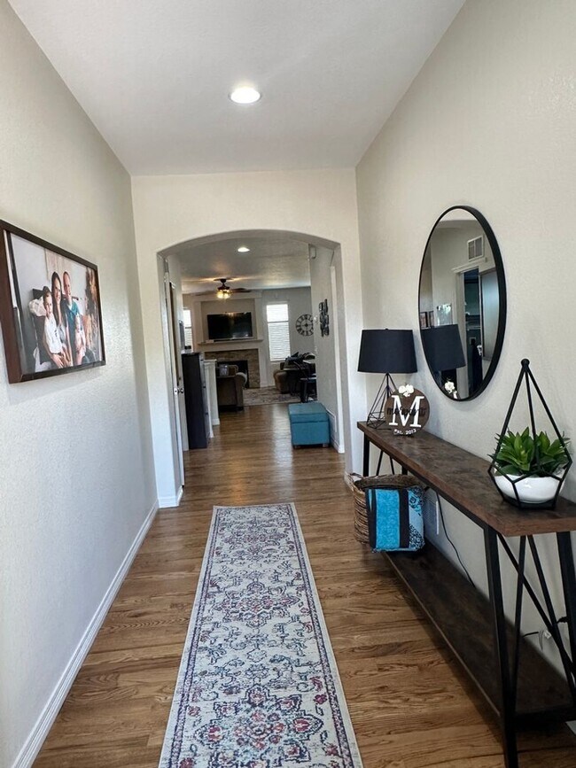 Building Photo - Beautiful 5 bedroom ranch home in (D49)