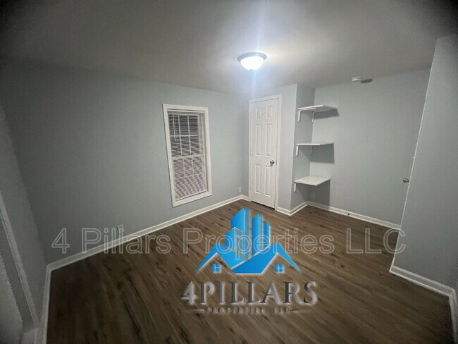 Building Photo - 162 W Commercial Ave