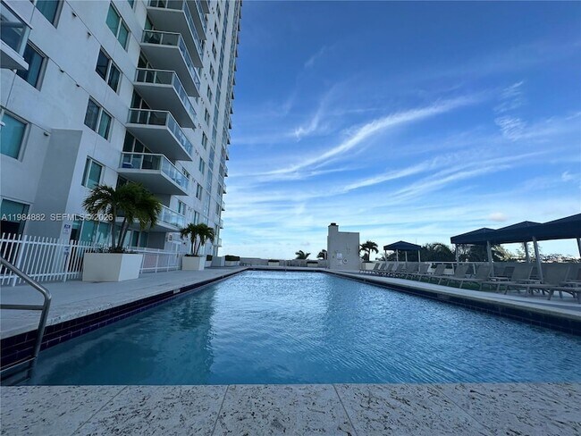 Building Photo - 1861 NW S River Dr