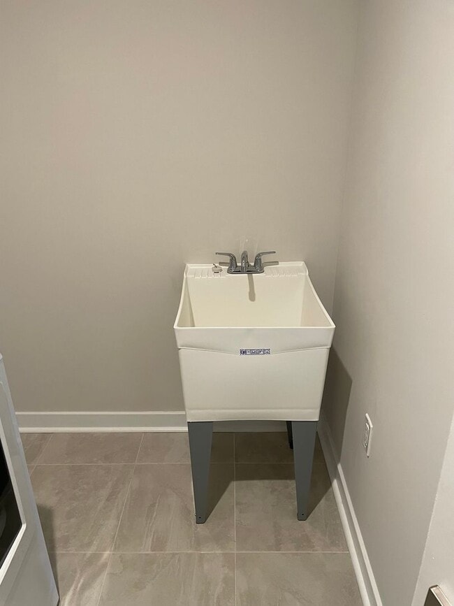 Building Photo - 3 Bedroom 2 Bath Home in Middle Creek Vill...