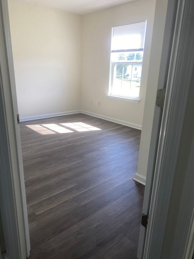 Building Photo - Lovely 3 Bed, 2.5 Bath Home in the golf community of Inverness, just off of River Oaks Drive - co...