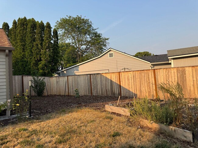 Building Photo - 1440 NW Meadowgreen Pl