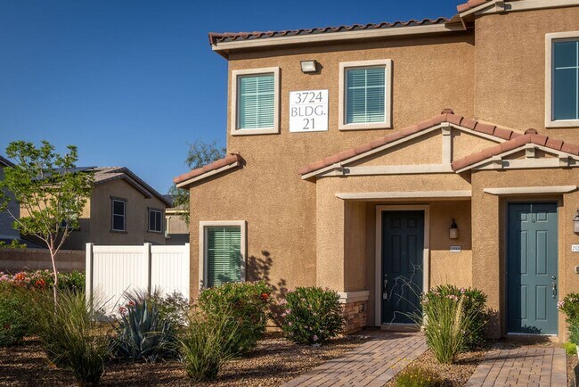 Building Photo - Modern Henderson Townhome with Loft & Resort-Style Amenities