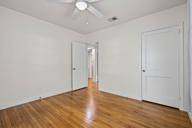 Building Photo - CHARMING MIDTOWN COTTAGE with Updated Kitchen