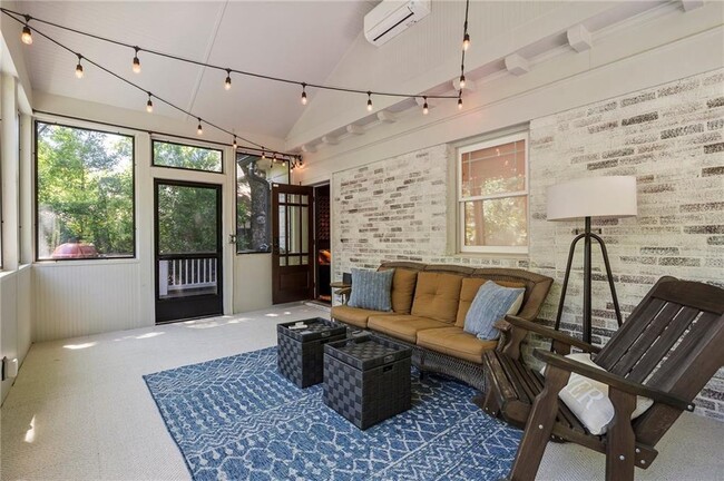 Building Photo - 663 Yorkshire Rd NE