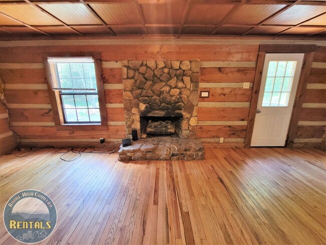 Building Photo - 3bd Log Home Close to Town