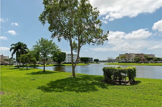 Building Photo - 1032 Lincoln B