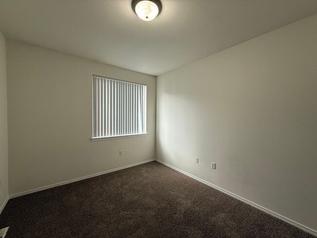 Building Photo - 4 Bed 3 Bath Gated Townhome Near Maplewood Golf