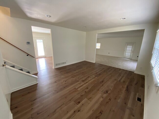 Large open foyer, dining space or office - 114 Woodglen Dr