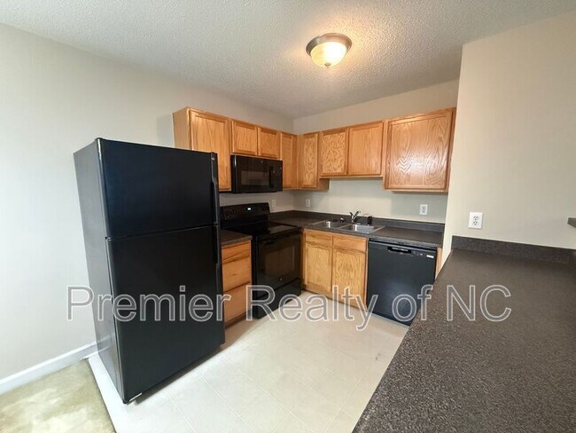 Building Photo - 1840 Crest Hollow Dr