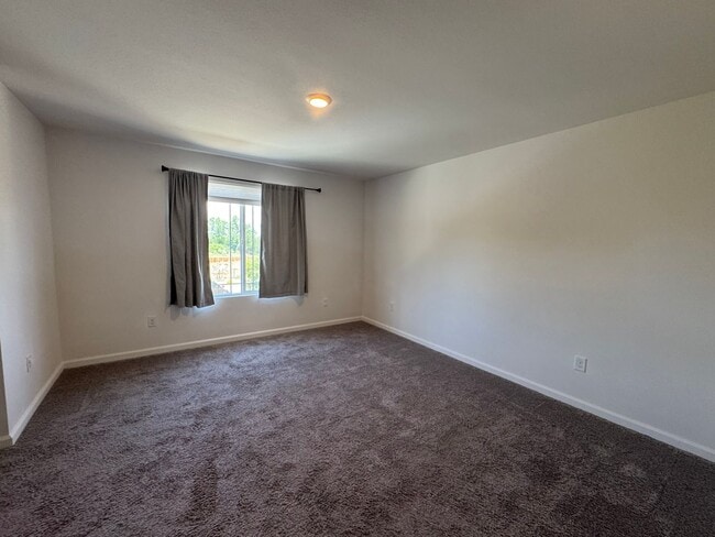 Building Photo - Newer 3 bedroom 2 1/2 bath home in South R...
