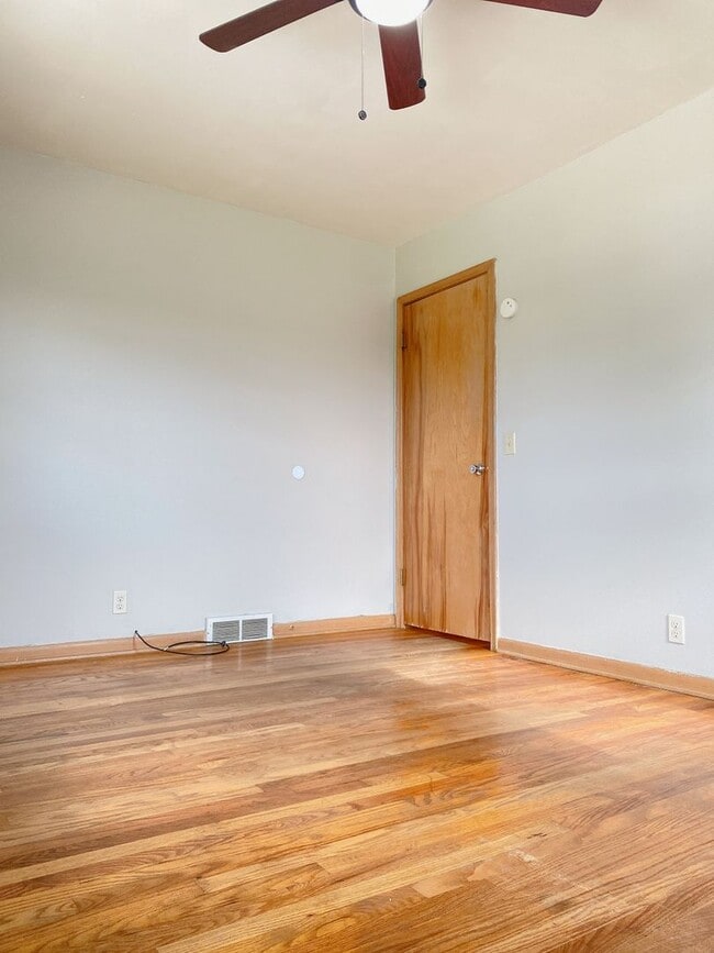 Building Photo - Beautiful 3 bed 1 bath house, over sized driveway, garage and fenced in back yard $1795