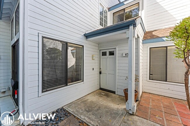 Building Photo - Beautifully Upgraded 2 Bed, 2 Bath + Den W...