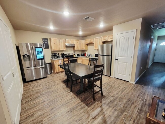 Building Photo - HALF OFF First Month!! Super cute 3/2/1 in...