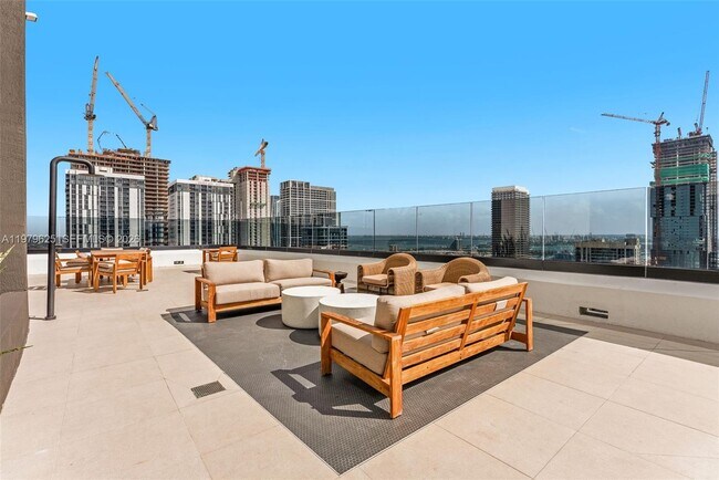 Building Photo - 225 N Miami Ave