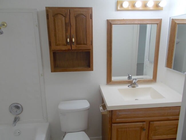 Building Photo - Charming 2-Story 3 Bedroom Townhome